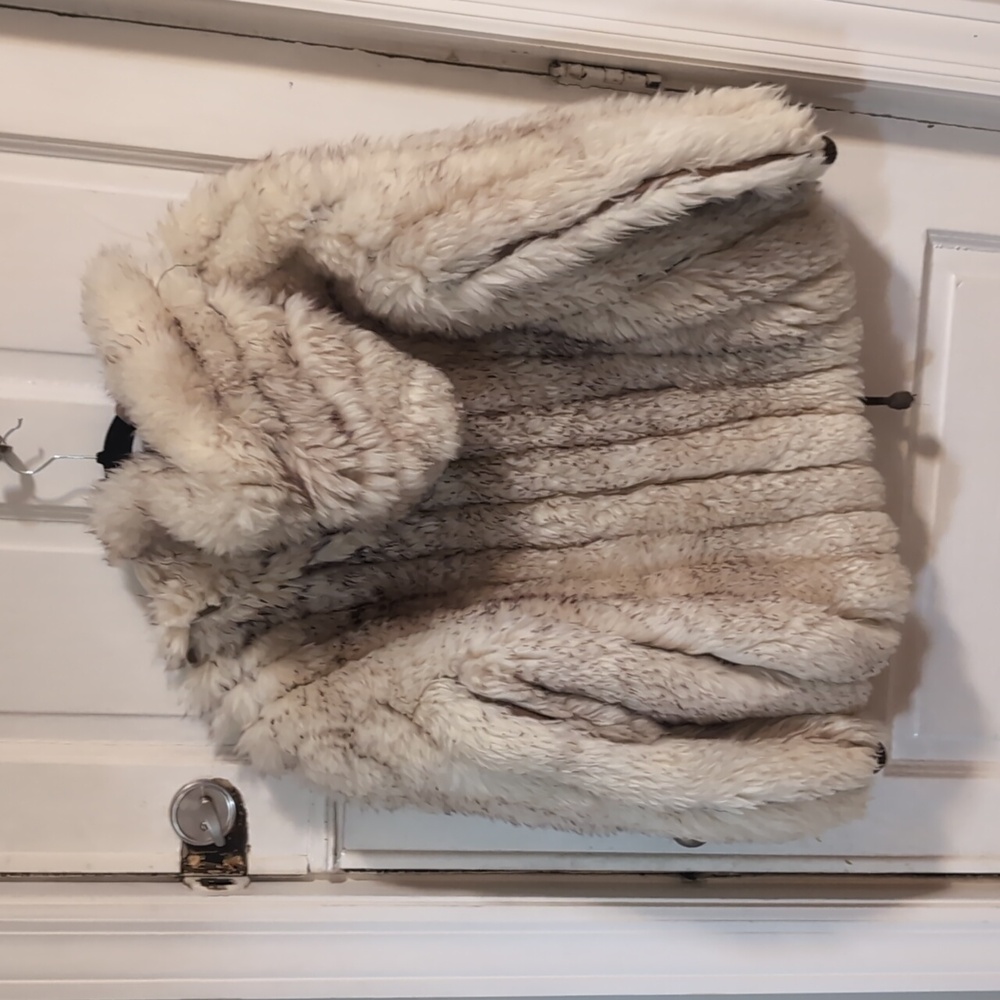 Elegant Cream Feathered Lamb Fur Jacket - Picture 3 of 5